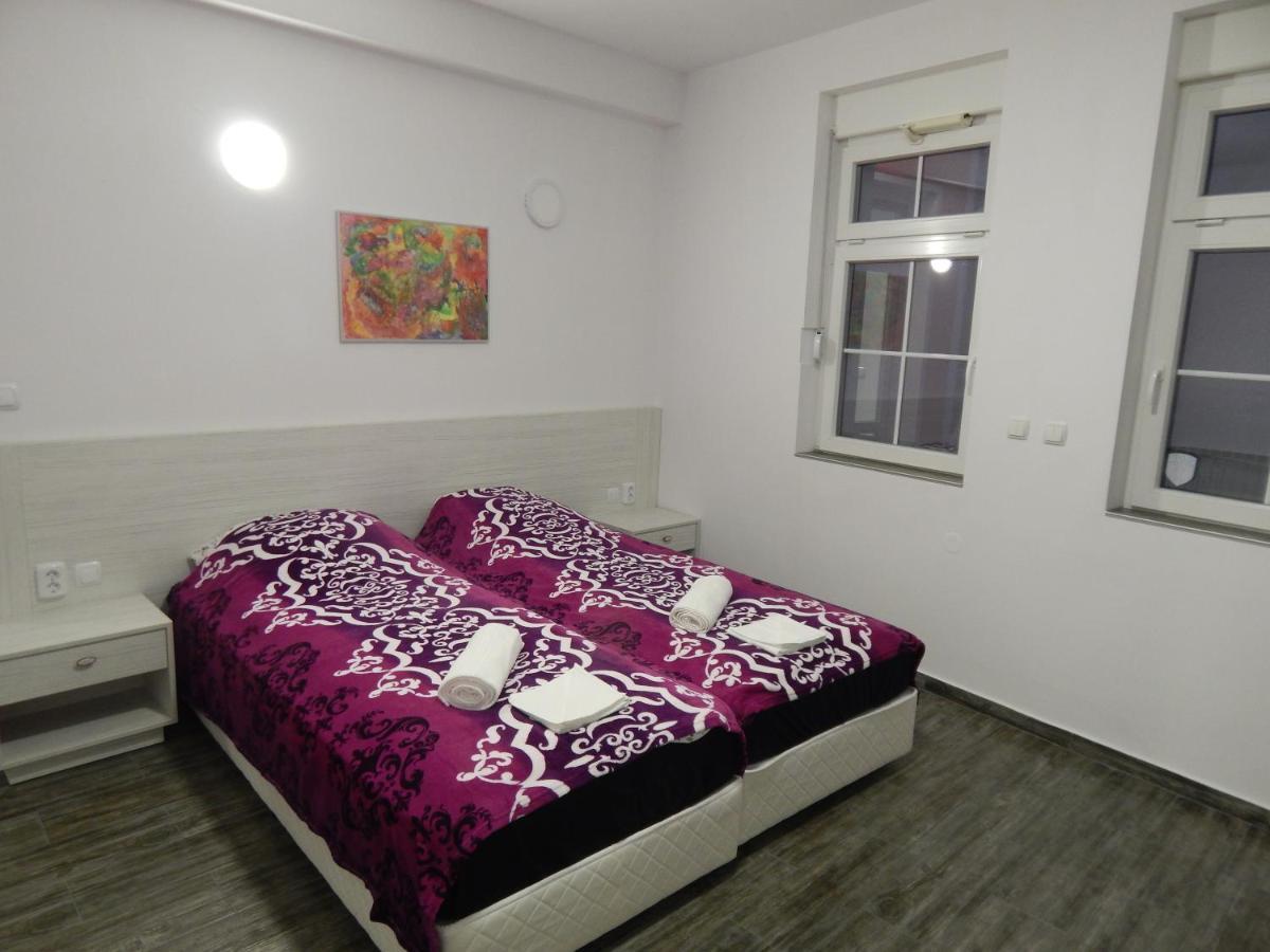 Red House Hotel Kyustendil ภายนอก รูปภาพ