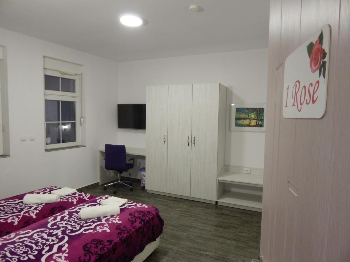 Red House Hotel Kyustendil ภายนอก รูปภาพ