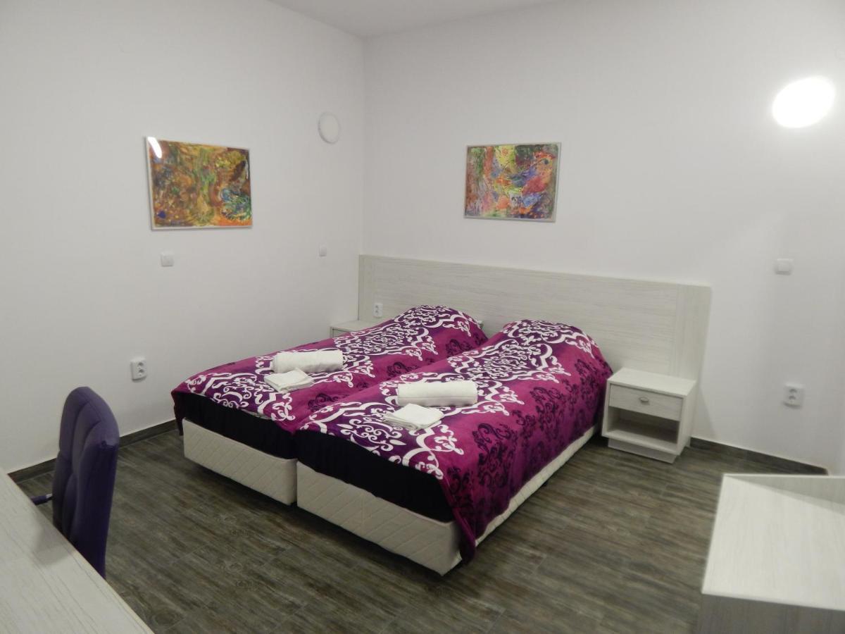 Red House Hotel Kyustendil ภายนอก รูปภาพ